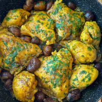 עוף עם בצל וערמונים